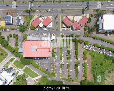 Kleine Straße mit Parkplatz über der Drone Stockfoto