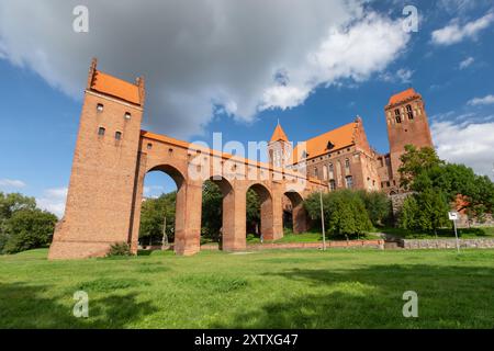 Burg Kwidzyn mit einem Turm, der mit der Burg über eine Brücke namens Dancer verbunden ist, die als mittelalterliche Toilettenanlage diente Stockfoto