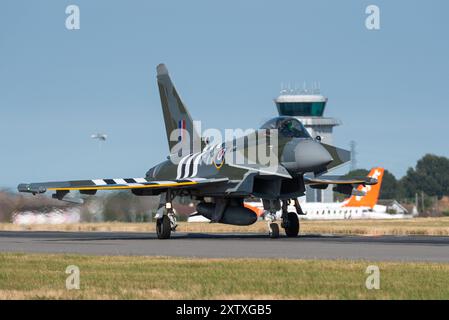 Flughafen London Southend, Essex, Großbritannien. August 2024. Die Royal Air Force hat zwei Eurofighter Typhoon-Kampfflugzeuge zum zivilen Flughafen geschickt, von wo aus sie für die viertägige Eastbourne Airshow eingesetzt werden. Einer der Jets ist speziell im Rahmen eines RAF D-Day-Jubiläums mit „Invasionsstreifen“ bemalt. Der Jet ist von seinem Display zurückgekehrt Stockfoto