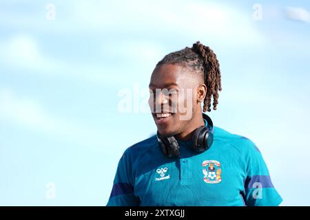 Der Coventry City Brandon Thomas-Asante kommt vor dem Sky Bet Championship-Spiel in der Coventry Building Society Arena in Coventry an. Bilddatum: Freitag, 16. August 2024. Stockfoto