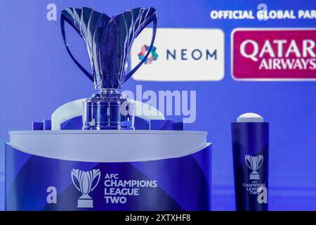 Kuala Lumpur, Malaysia. August 2024. Die Siegertrophäe der AFC Champions League Two wird während der offiziellen Auslosung der AFC Champions League Two 2024/25 im Intercontinental Hotel in Kuala Lumpur gezeigt. (Foto: Wong Fok Loy/SOPA Images/SIPA USA) Credit: SIPA USA/Alamy Live News Stockfoto