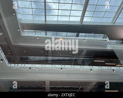 Usa. Juli 2024. Innenansicht des mehrstöckigen Atriums mit Glasdecke am Rental Car Center, Daniel K Inouye International Airport, Honolulu County, Hawaii, 27. Juli 2024. (Foto: Smith Collection/Gado/SIPA USA) Credit: SIPA USA/Alamy Live News Stockfoto