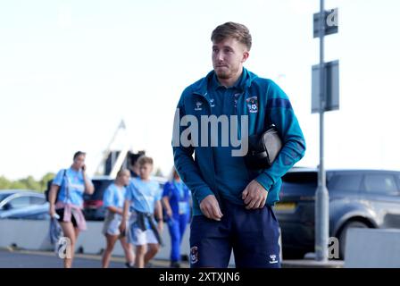 Josh Eccles aus Coventry City kommt vor dem Spiel der Sky Bet Championship in der Coventry Building Society Arena in Coventry an. Bilddatum: Freitag, 16. August 2024. Stockfoto