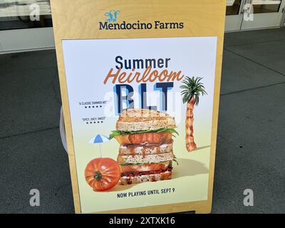 USA. Juli 2024. Werbeschild für das „Summer Heirloom BLT“ Sandwich vor Mendocino Farms, City Center Bishop Ranch, San Ramon, Kalifornien, 9. Juli 2024. (Foto: Smith Collection/Gado/SIPA USA) Credit: SIPA USA/Alamy Live News Stockfoto