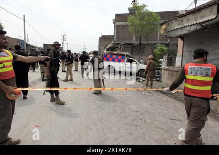 Ansicht des Standorts nach der Explosion, während Sicherheitsbeamte am Freitag, den 16. August 2024, zur Inspektion an der Warsak-Straße in Peshawar absperrten. Mindestens fünf Personen, darunter zwei Polizeikräfte, wurden bei einer Explosion an der Warsak-Straße im Gebiet PIR Bala verletzt. Laut Polizei war das Ziel der Explosion ein Polizeifahrzeug. Arshad Khan, Polizeichef der Warsak Road Superintendent of Police (SP), sagte, dass das Polizeifahrzeug infolge der „ferngesteuerten“ Explosion beschädigt worden sei. Stockfoto