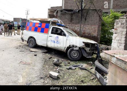 Ansicht des Standorts nach der Explosion, während Sicherheitsbeamte am Freitag, den 16. August 2024, zur Inspektion an der Warsak-Straße in Peshawar absperrten. Mindestens fünf Personen, darunter zwei Polizeikräfte, wurden bei einer Explosion an der Warsak-Straße im Gebiet PIR Bala verletzt. Laut Polizei war das Ziel der Explosion ein Polizeifahrzeug. Arshad Khan, Polizeichef der Warsak Road Superintendent of Police (SP), sagte, dass das Polizeifahrzeug infolge der „ferngesteuerten“ Explosion beschädigt worden sei. Stockfoto