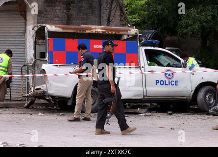 Ansicht des Standorts nach der Explosion, während Sicherheitsbeamte am Freitag, den 16. August 2024, zur Inspektion an der Warsak-Straße in Peshawar absperrten. Mindestens fünf Personen, darunter zwei Polizeikräfte, wurden bei einer Explosion an der Warsak-Straße im Gebiet PIR Bala verletzt. Laut Polizei war das Ziel der Explosion ein Polizeifahrzeug. Arshad Khan, Polizeichef der Warsak Road Superintendent of Police (SP), sagte, dass das Polizeifahrzeug infolge der „ferngesteuerten“ Explosion beschädigt worden sei. Stockfoto