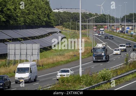 Autobahn A58, Photovoltaikanlagen wurden an den Hängen am Fahrbahnrand installiert, Nutzung der Flächen entlang der Straßen als Solarpark, in der Nähe Stockfoto