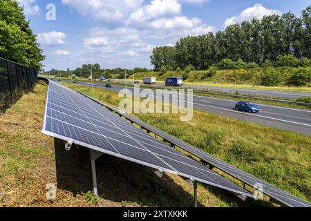 Autobahn A58, Photovoltaikanlagen wurden an den Hängen am Fahrbahnrand installiert, Nutzung der Flächen entlang der Straßen als Solarpark, in der Nähe Stockfoto