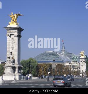 Pont Alexandre III dahinter der Grand Palais, Paris Frankreich Stockfoto