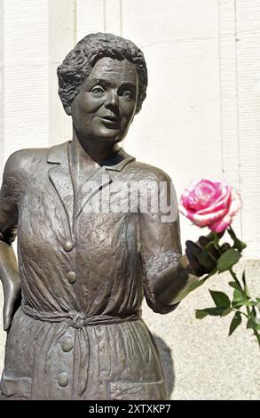Europa, Deutschland, Norddeutschland, Ohnsorgtheater, populäre Schauspielerin, lebensgroße Bronzestatue von Heidi Kabel, Künstlerin Inka Uzoma, auf dem Heidi Kabel Platz, Stockfoto