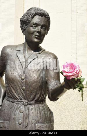 Europa, Deutschland, Norddeutschland, Ohnsorgtheater, populäre Schauspielerin, lebensgroße Bronzestatue von Heidi Kabel, Künstlerin Inka Uzoma, auf dem Heidi Kabel Platz, Stockfoto