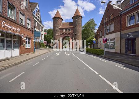 Luedinghauser Tor mit Luedinghauser Straße und Backsteinbauten in Duelmen, Münsterland, Landkreis Coesfeld, Nordrhein-Westfalen Stockfoto