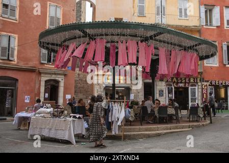 Straßencafé in der Altstadt, Grasse, Departement Alpes-Maritimes, Frankreich, Europa Stockfoto