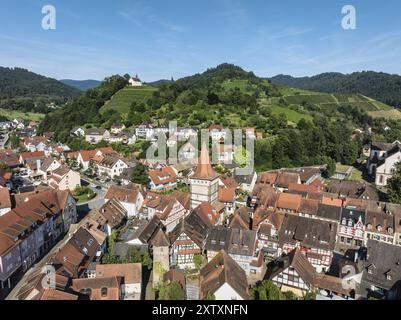 Die Altstadt von Gengenbach mit dem Haigeracher Tor, dem Stadttor und der Jakobuskapelle, Bergkapelle auf einem Weinberg, Sehenswürdigkeiten und Sehenswürdigkeiten von Stockfoto