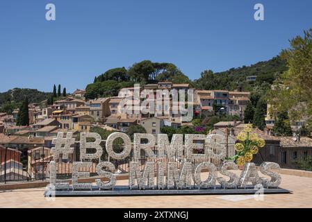 Blick auf das malerische Dorf Bormes-Les-Mimosas, Provence-Alpes-Cote d'Azur, Frankreich, Europa Stockfoto