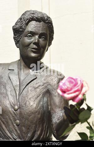Europa, Deutschland, Norddeutschland, Ohnsorgtheater, populäre Schauspielerin, lebensgroße Bronzestatue von Heidi Kabel, Künstlerin Inka Uzoma, auf dem Heidi Kabel Platz, Stockfoto