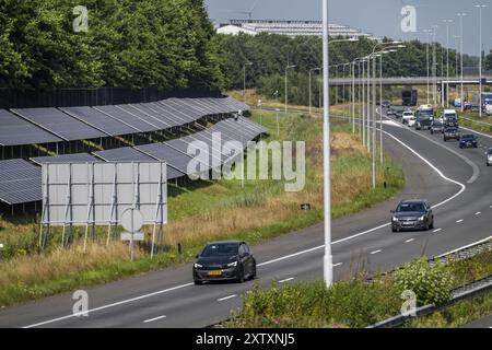 Autobahn A58, Photovoltaikanlagen wurden an den Hängen am Fahrbahnrand installiert, Nutzung der Flächen entlang der Straßen als Solarpark, in der Nähe Stockfoto