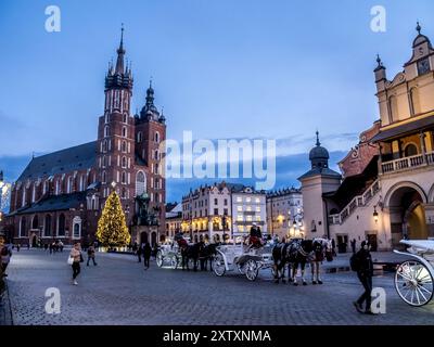 Pferdekutschen in der Marienkirche, Rynek Główny, Krakau Polen. Stockfoto