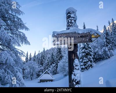 Wegweiser im Tatra-Nationalpark, Polen im Winter. Stockfoto