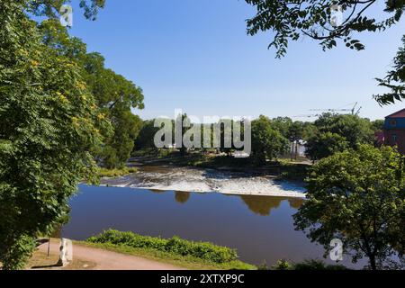 (â Sylvio Dittrich +49 1772156417) Merseburger Saale mit Wehr und Wildwasseranlage Stockfoto