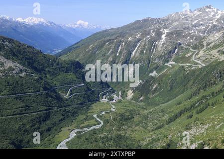 Blick von der Furka Straße bergab rhone links Furka Straße Passstraße zum Furka Pass Zentrum Fluss Rhone und Dorf Gletsch rechts zurück steile Bergstraße Stockfoto