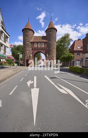 Luedinghauser Tor mit Luedinghauser Straße und Richtpfeilen in Duelmen, Münsterland, Landkreis Coesfeld, Nordrhein-Westfalen, Ger Stockfoto