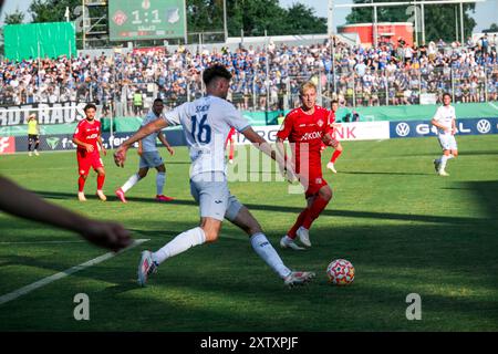 15. August 2024, Bayern, Würzburg: Fußball: DFB-Cup, Würzburger Kickers - TSG 1899 Hoffenheim, 1. Runde: Hoffenheims Anton Stach (l) am Ball. Foto: Daniel Vogl/dpa - WICHTIGER HINWEIS: Gemäß den Vorschriften der DFL Deutschen Fußball-Liga und des DFB Deutschen Fußball-Bundes ist es verboten, im Stadion und/oder im Spiel aufgenommene Fotografien in Form von sequenziellen Bildern und/oder videoähnlichen Fotoserien zu verwenden oder zu nutzen. Stockfoto