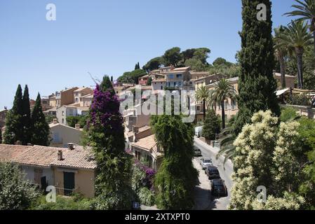 Blick auf das malerische Dorf Bormes-Les-Mimosas, Provence-Alpes-Cote d'Azur, Frankreich, Europa Stockfoto