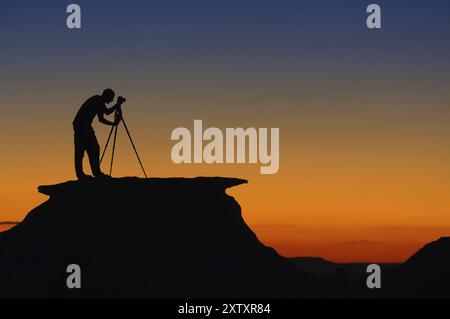 Ägypten, Weiße Wüste, bizarre Sandsteinklippen, Fotograf vor Sonnenuntergang, Naher Osten, Afrika Stockfoto