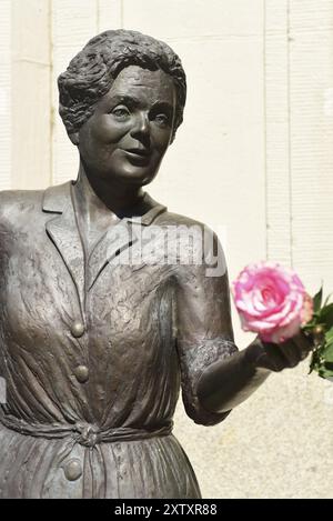 Europa, Deutschland, Norddeutschland, Ohnsorgtheater, populäre Schauspielerin, lebensgroße Bronzestatue von Heidi Kabel, Künstlerin Inka Uzoma, auf dem Heidi Kabel Platz, Stockfoto