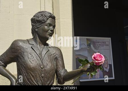 Europa, Deutschland, Norddeutschland, Ohnsorgtheater, populäre Schauspielerin, lebensgroße Bronzestatue von Heidi Kabel, Künstlerin Inka Uzoma, auf dem Heidi Kabel Platz, Stockfoto