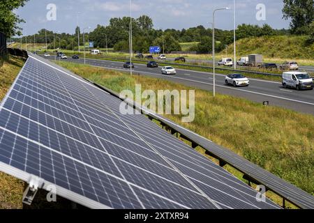 Autobahn A58, Photovoltaikanlagen wurden an den Hängen am Fahrbahnrand installiert, Nutzung der Flächen entlang der Straßen als Solarpark, in der Nähe Stockfoto