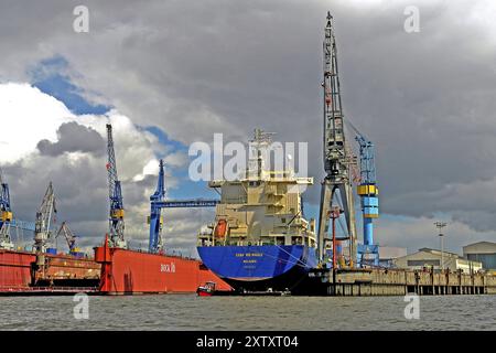 Hamburger Hafen, Schiff im Trockendock Blohm & Voss, Hamburger Hafen, Hamburg, Bundesrepublik Deutschland Stockfoto