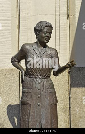 Europa, Deutschland, Norddeutschland, Ohnsorgtheater, populäre Schauspielerin, lebensgroße Bronzestatue von Heidi Kabel, Künstlerin Inka Uzoma, auf dem Heidi Kabel Platz, Stockfoto
