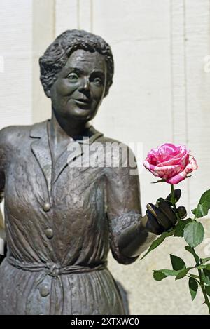 Europa, Deutschland, Norddeutschland, Ohnsorgtheater, populäre Schauspielerin, lebensgroße Bronzestatue von Heidi Kabel, Künstlerin Inka Uzoma, auf dem Heidi Kabel Platz, Stockfoto