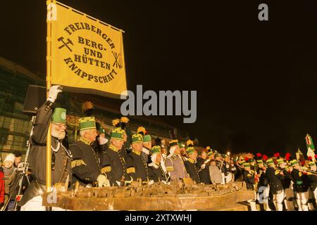 Bergleute zollen ihren Respekt auf dem Burgplatz traditionelle Bergbau- und Hüttenparade in Freiberg. Hunderte von Bergleuten aus verschiedenen Bergwerken und Metalluren Stockfoto