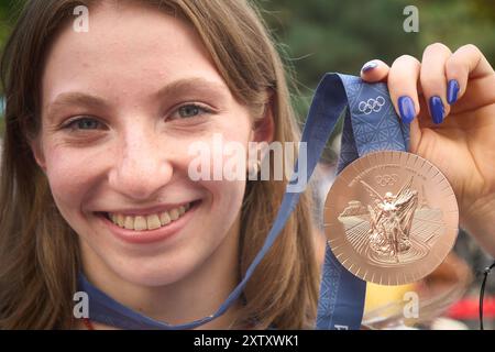 Bukarest, Rumänien. 16. August 2024: Die rumänische Turnerin Ana Maria Barbosu posiert mit ihrer olympischen Bronzemedaille, die sie im Floor Event am Ende einer Zeremonie in Bukarest gewonnen hat. Barbosu erhielt die Medaille einige Wochen nachdem sie von der Amerikanerin Jordan Chiles übertroffen wurde, die die Medaille an ihrer Stelle erhielt, nachdem sie damals einen Appell gewonnen hatte. das jedoch vom rumänischen Olympischen Komitee beim Sportschiedsgericht (CAS) angefochten wurde, das feststellte, dass Jordan Chiles die Berufung außerhalb der Regelzeit einlegte und Barbosu somit Inhaber der Bronzemedaille in der Bodenübung wird Stockfoto