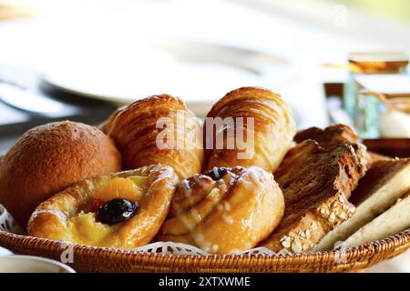 Ein köstliches Frühstück mit Kuchen und Croissants, La Digue, Seychellen, La Digue, Indischer Ozean, Seychellen, Afrika Stockfoto