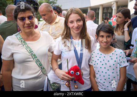 Bukarest, Rumänien. 16. August 2024: Die rumänische Turnerin Ana Maria Barbosu (C) posiert neben ihrer Mutter (L) mit ihrer olympischen Bronzemedaille, die sie im Floor Event am Ende einer Zeremonie in Bukarest gewonnen hat. Barbosu erhielt die Medaille einige Wochen nachdem sie von der Amerikanerin Jordan Chiles übertroffen wurde, die die Medaille an ihrer Stelle erhielt, nachdem sie damals einen Appell gewonnen hatte. das jedoch vom rumänischen Olympischen Komitee beim Sportschiedsgericht (CAS) angefochten wurde, das feststellte, dass Jordan Chiles die Berufung außerhalb der Regelzeit einlegte und Barbosu somit Inhaber der Bronze wird Stockfoto