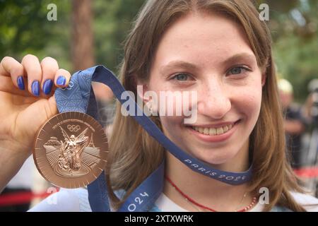 Bukarest, Rumänien. 16. August 2024: Die rumänische Turnerin Ana Maria Barbosu posiert mit ihrer olympischen Bronzemedaille, die sie im Floor Event am Ende einer Zeremonie in Bukarest gewonnen hat. Barbosu erhielt die Medaille einige Wochen nachdem sie von der Amerikanerin Jordan Chiles übertroffen wurde, die die Medaille an ihrer Stelle erhielt, nachdem sie damals einen Appell gewonnen hatte. das jedoch vom rumänischen Olympischen Komitee beim Sportschiedsgericht (CAS) angefochten wurde, das feststellte, dass Jordan Chiles die Berufung außerhalb der Regelzeit einlegte und Barbosu somit Inhaber der Bronzemedaille in der Bodenübung wird Stockfoto