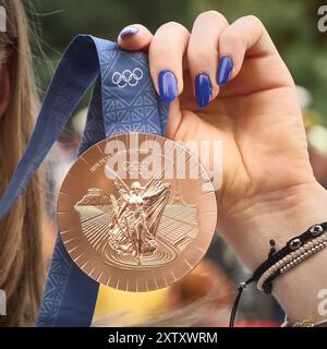 Bukarest, Rumänien. 16. August 2024: Die rumänische Turnerin Ana Maria Barbosu posiert mit ihrer olympischen Bronzemedaille, die sie im Floor Event am Ende einer Zeremonie in Bukarest gewonnen hat. Barbosu erhielt die Medaille einige Wochen nachdem sie von der Amerikanerin Jordan Chiles übertroffen wurde, die die Medaille an ihrer Stelle erhielt, nachdem sie damals einen Appell gewonnen hatte. das jedoch vom rumänischen Olympischen Komitee beim Sportschiedsgericht (CAS) angefochten wurde, das feststellte, dass Jordan Chiles die Berufung außerhalb der Regelzeit einlegte und Barbosu somit Inhaber der Bronzemedaille in der Bodenübung wird Stockfoto