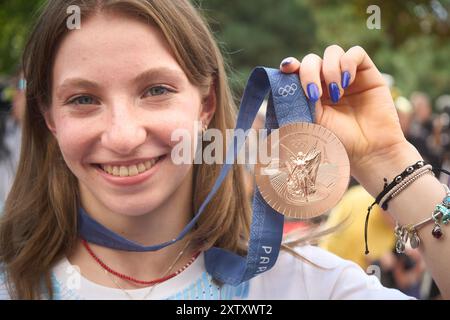 Bukarest, Rumänien. 16. August 2024: Die rumänische Turnerin Ana Maria Barbosu posiert mit ihrer olympischen Bronzemedaille, die sie im Floor Event am Ende einer Zeremonie in Bukarest gewonnen hat. Barbosu erhielt die Medaille einige Wochen nachdem sie von der Amerikanerin Jordan Chiles übertroffen wurde, die die Medaille an ihrer Stelle erhielt, nachdem sie damals einen Appell gewonnen hatte. das jedoch vom rumänischen Olympischen Komitee beim Sportschiedsgericht (CAS) angefochten wurde, das feststellte, dass Jordan Chiles die Berufung außerhalb der Regelzeit einlegte und Barbosu somit Inhaber der Bronzemedaille in der Bodenübung wird Stockfoto