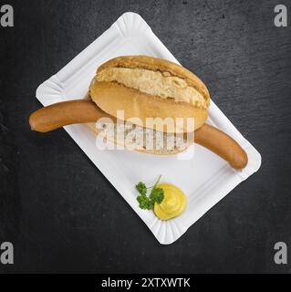 Würstchen (Frankfurter) auf einer Vintage-Schieferplatte (Nahaufnahme, selektiver Fokus) Stockfoto