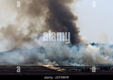 Qliyaa, Qlyiaa, Libanon. August 2024. Schwere Rauchwolken von israelischen Bombardierungen auf offenen Feldern im südlichen Grenzdorf Marjayoun im Libanon vor der israelischen nördlichen Siedlung Metulla. Die internationale Diplomatie, um zu verhindern, dass sich der Krieg in Gaza in einen größeren regionalen Konflikt ausbreitet, intensivierte sich, wobei die britischen und französischen Außenminister eine gemeinsame Reise nach Israel unternahmen, während international vermittelte Waffenstillstandsgespräche in Katar ihren zweiten Tag beginnen sollten. (Kreditbild: © Marwan Naamani/ZUMA Press Wire) NUR REDAKTIONELLE VERWENDUNG! Nicht für kommerzielle ZWECKE! Stockfoto
