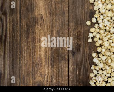 Frisch gemachtes Popcorn auf einem alten und rustikalen Holztisch, selektiver Fokus, Nahaufnahme Stockfoto