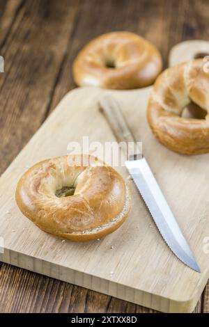 Frisch gebackene Bagels auf einem Holztisch (selektiver Fokus, Nahaufnahme) Stockfoto