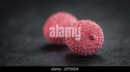 Portion frischer Litschi (Nahaufnahme, selektiver Fokus) Stockfoto