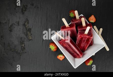 Schieferplatte mit hausgemachtem Erdbeermotiv (selektiver Fokus, Nahaufnahme) Stockfoto