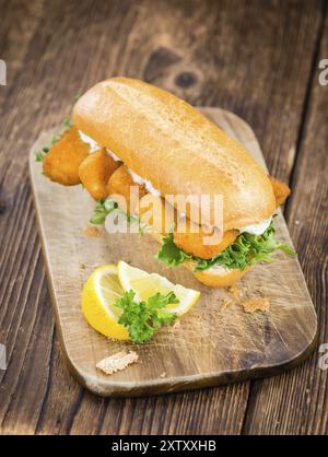 Fischstäbchen auf einem Sandwich (Nahaufnahme, selektiver Fokus) Stockfoto